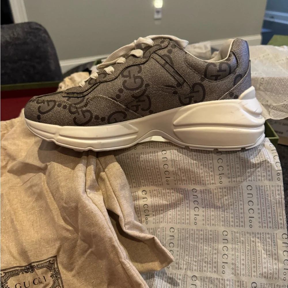 Gucci Men's Beige and Off-White Logo Sneakers - Picture 6 of 7